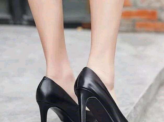 细跟 个性的细跟单鞋更具潮流气息融入,带给你不一样的时尚体验