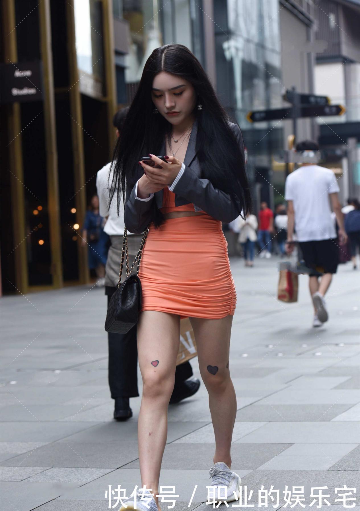 牛仔短夹克搭配简约连衣裙,出门无烦恼,高级时尚