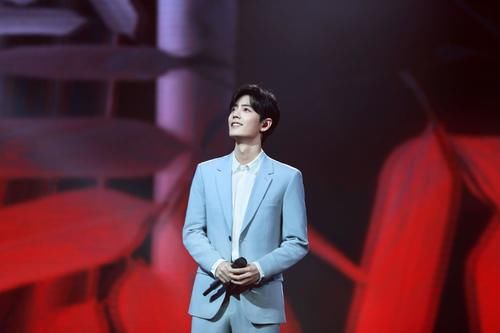 肖战话剧演出好评如潮，现场一片红色花海，肖战一直在努力前行！