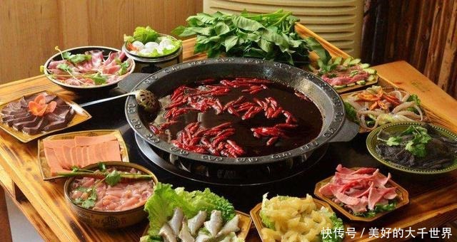 吃火锅时,肉下面为什么铺一片生菜,可以吃吗员工告诉你答案