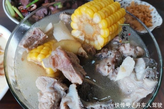 晒两口子的极简午餐,两菜一汤两小菜,网友很精致,比吃外卖强