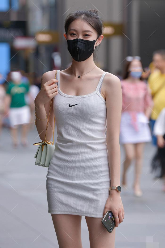 街拍不符合潮流的衣服，它一点都不挑人，宽胖体型也可以穿