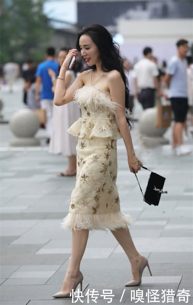 街拍美女：小姐姐“忽冷忽热”连衣裙，凸显高级韵味，气质十足！