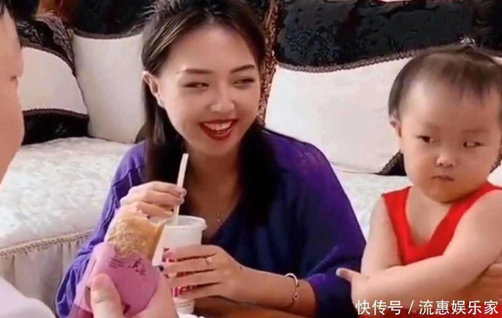 爸爸|爸爸只喂妈妈东西吃,闺女的眼神透着杀气,小棉袄生起气来可爱