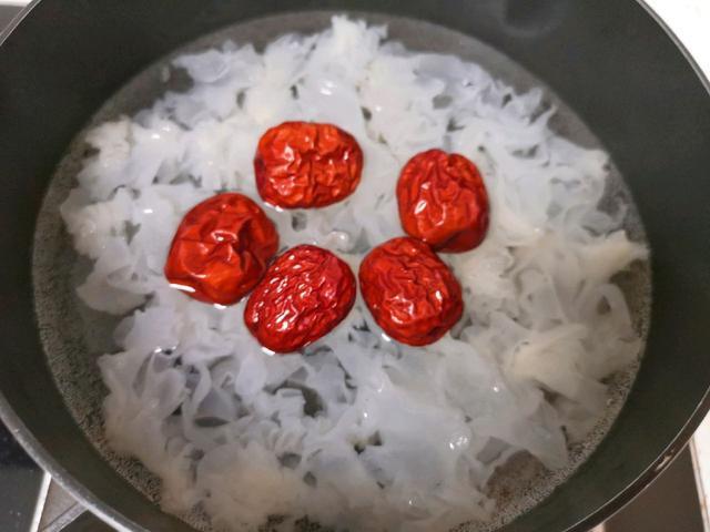 红薯除了蒸煮外,还可以搓成小圆子,加点银耳,好喝的甜品汤