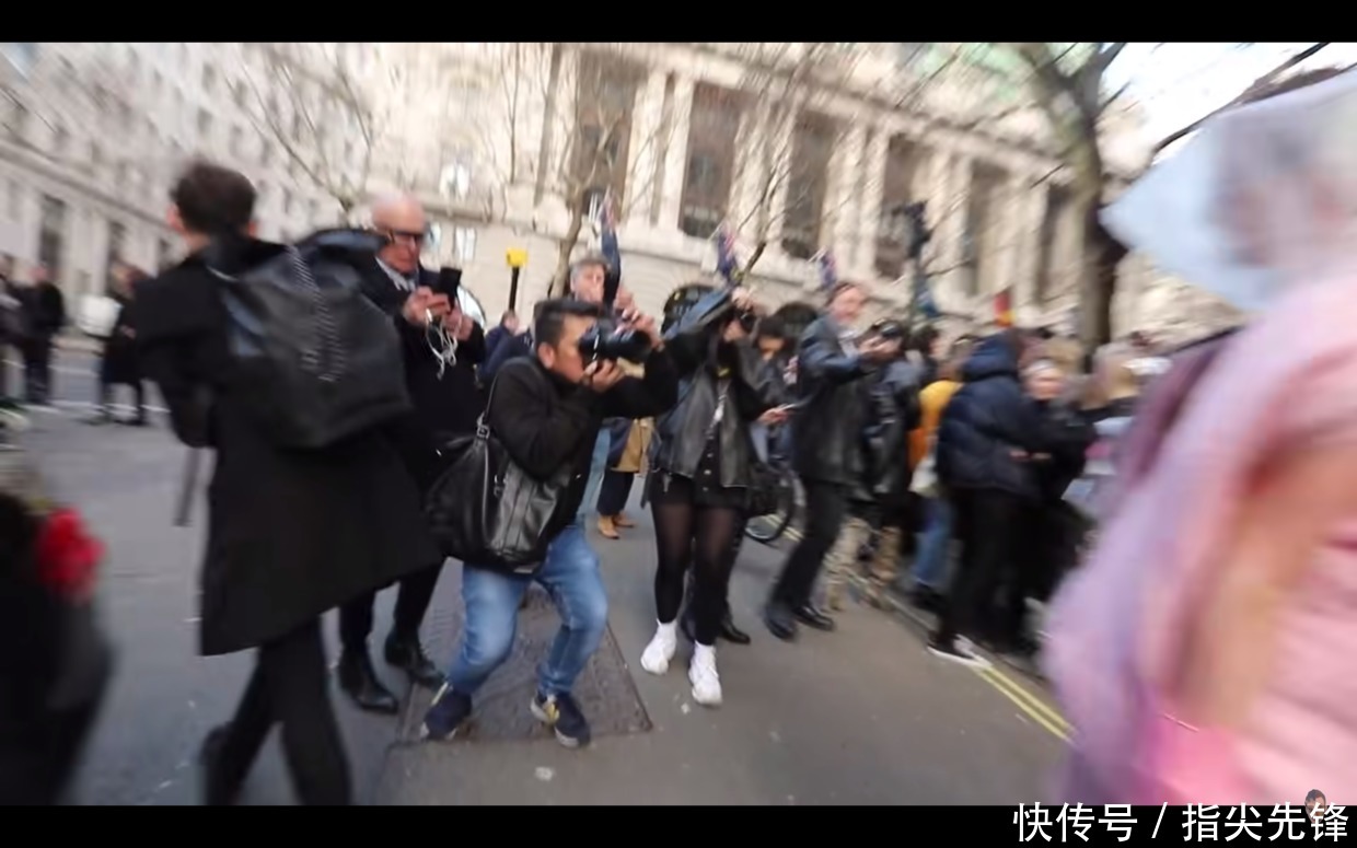 100块把土鳖宅男变鲜肉超模,英国俩沙雕小哥把时尚圈玩坏了