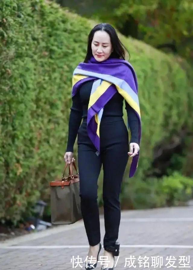得体|孟晚舟的衣品令人折服,优雅气质得体穿搭,电子脚铐都变装饰品
