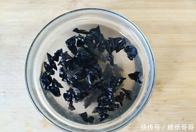 这道凉拌菜爽口开胃,做法简单,常吃能清理血管,预防三高