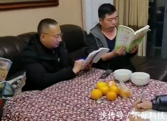 自主性|男孩写作业,全家人“看书”陪伴,网友看出其中猫腻:书还反光?