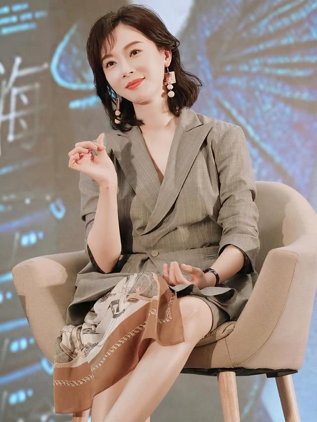 短发难打理,长发太无趣,这些齐肩发造型又美又飒还百变