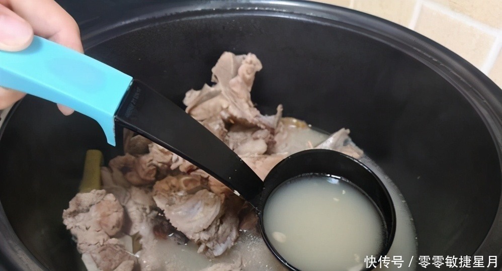 炖骨头汤,切记不要只加水,教你饭店不外传做法,汤鲜肉香无腥味!