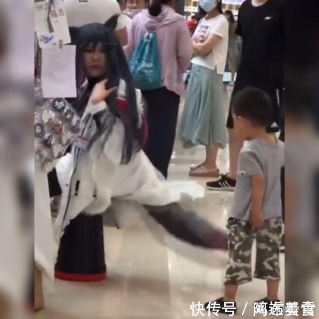 尾巴|孩子逛商场发现小姐姐有条大尾巴,接下来动作让人笑翻,好奇宝宝