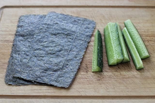 香喷喷的肥牛饭卷,不用竹帘直接上手卷,孩子一口气吃了好几根