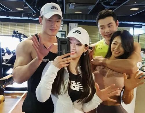 色系|韩国健身姐妹花,无痕健身裤凸显好身材,网友:更喜欢姐姐