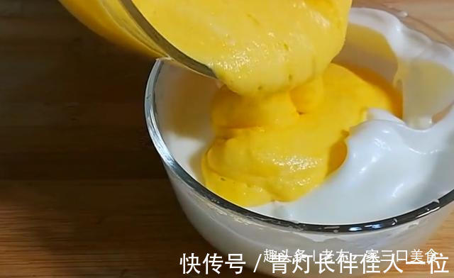 玉米面别煮粥了,不放一滴油不放一滴水,就做出蓬松的玉米饼