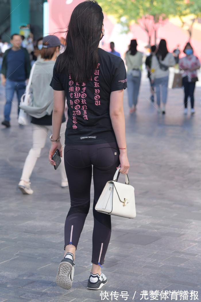 中性风 换个风格,偶尔试试穿运动装出行,让你穿出青春的味道