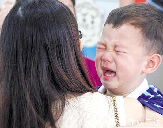 爸爸|儿子抢过爸爸手机扔进湖中,爸爸一气之下的一巴掌,毁了家毁了娃