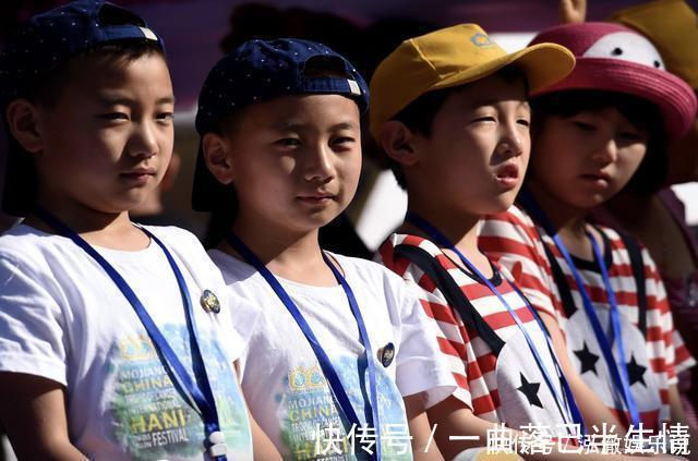 双胞胎|双胞胎一个放国内养,一个丢国外养,兄弟俩18年后差距一目了然