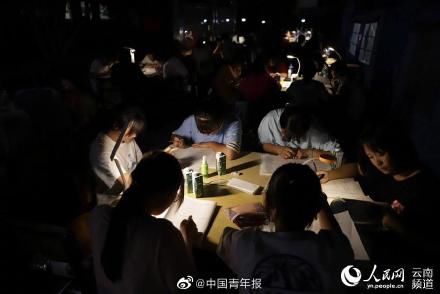 高三学生|高三学生震后安置点外挑灯夜战