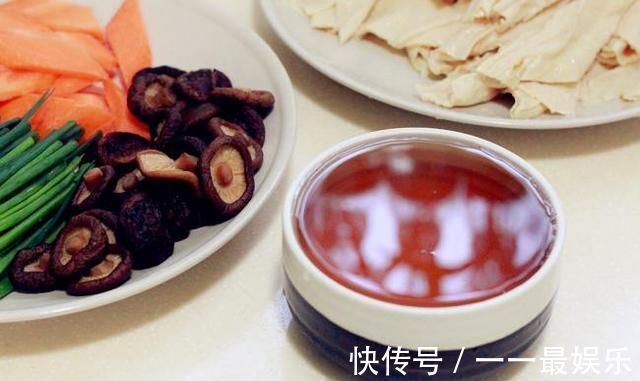 浸泡|立秋之后,补钙化痰多吃腐竹,2种素菜炒一盘,真比肉还香