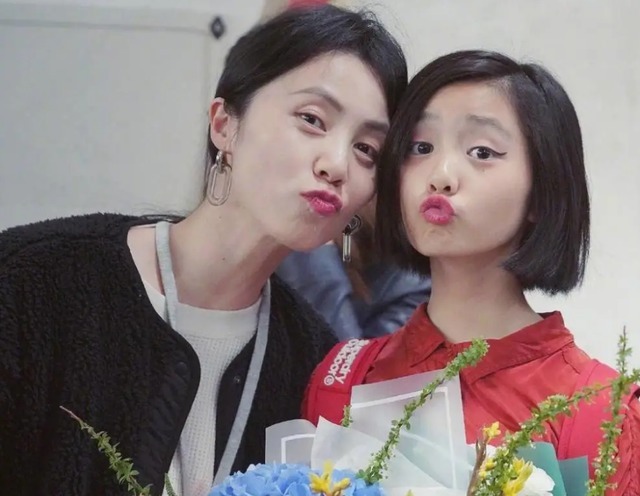 女儿 妈妈去当伴娘,让女儿叫自己“姐姐”,老公:你想给她换个爸?