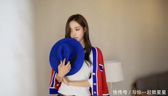 华丽|美女鉴赏:秋日华丽简约圆领针织衫