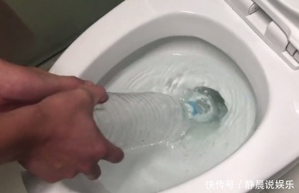 马桶|马桶堵塞,别再花钱请人疏通了,只需2个塑料瓶,教你轻松通马桶