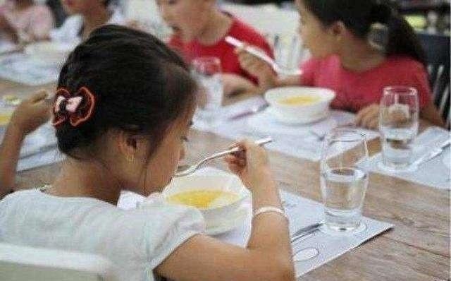 礼仪|长大后没出息的孩子,吃饭大多有“3种表现”,每一种都让人反感