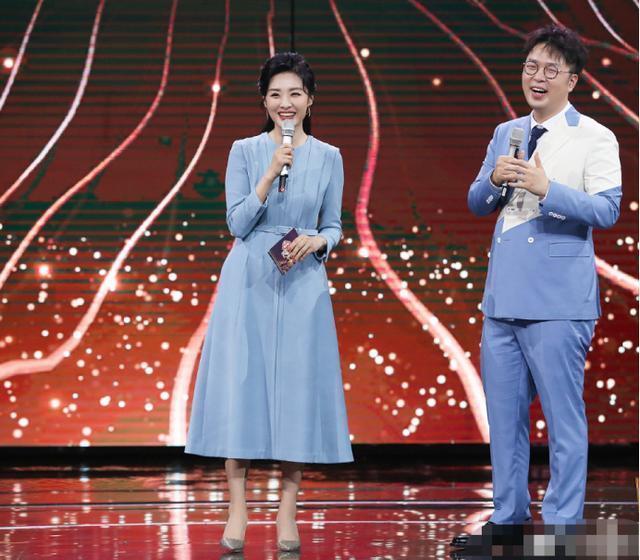 周涛的气质依然在线，穿简单的蓝色连衣裙，虽然朴素但是却抢镜十足