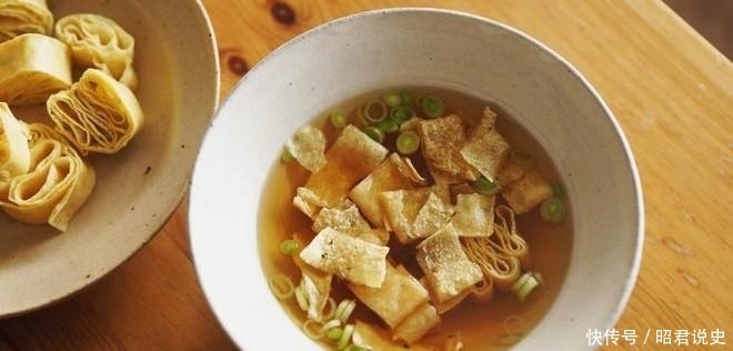 河北小县城卖奇怪小吃,6元1个火了30年,配一碗咯吱汤味道绝了