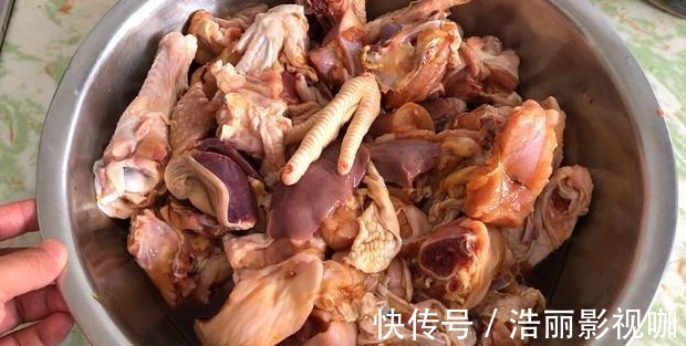 鸡肉|炖鸡时，焯水还是直接炖呢，大厨告诉你这才是最正确的做法
