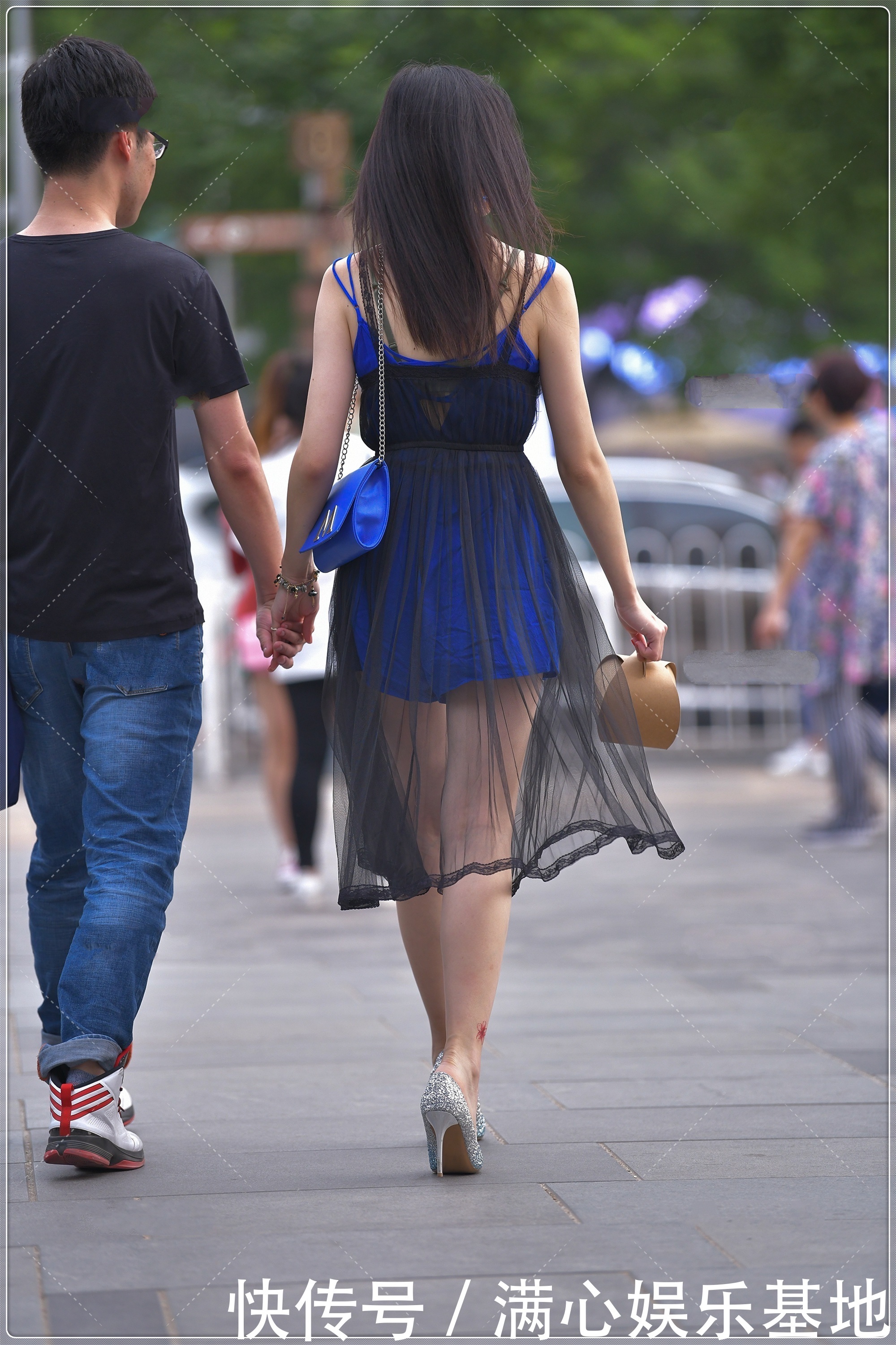 宝石蓝连衣裙外搭黑色网纱,配色新颖,魅力十足
