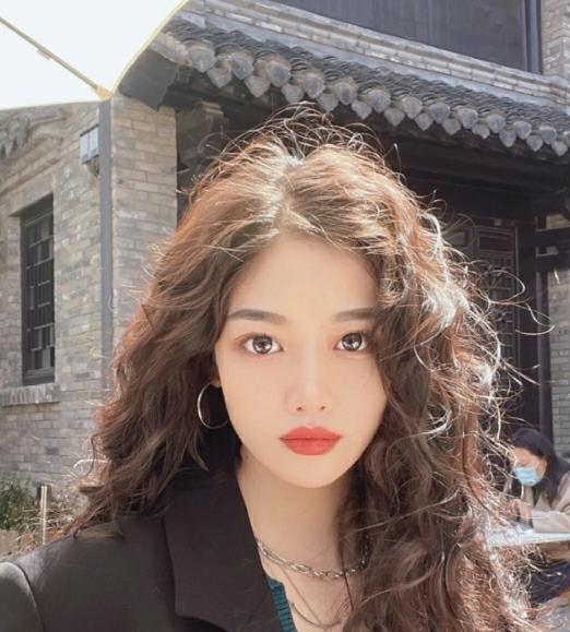 编发|时尚发型有哪些?锁骨发百搭有气质,发带是一个不错的选择