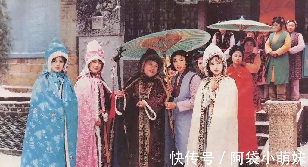 鹤氅#下雪了，红楼大观园姐妹聚会，4个女子没穿红斗篷，她们都是寡妇