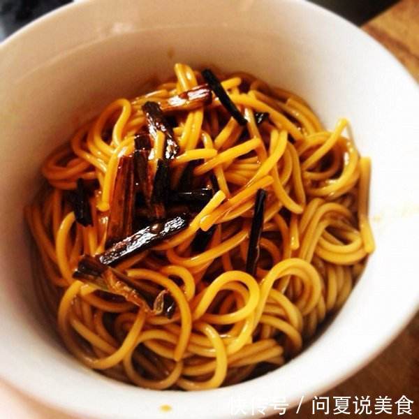 最适合懒人的饭——葱油拌面,只需简单几步,吃完唇齿留香!