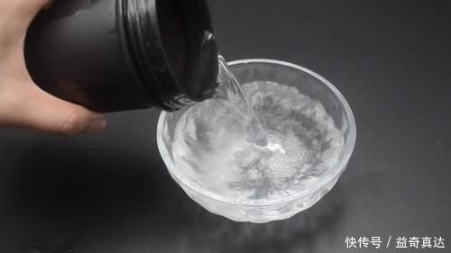 油污|厨房玻璃有油污洗不干净教你一招，轻轻一擦油污全去除，真实用
