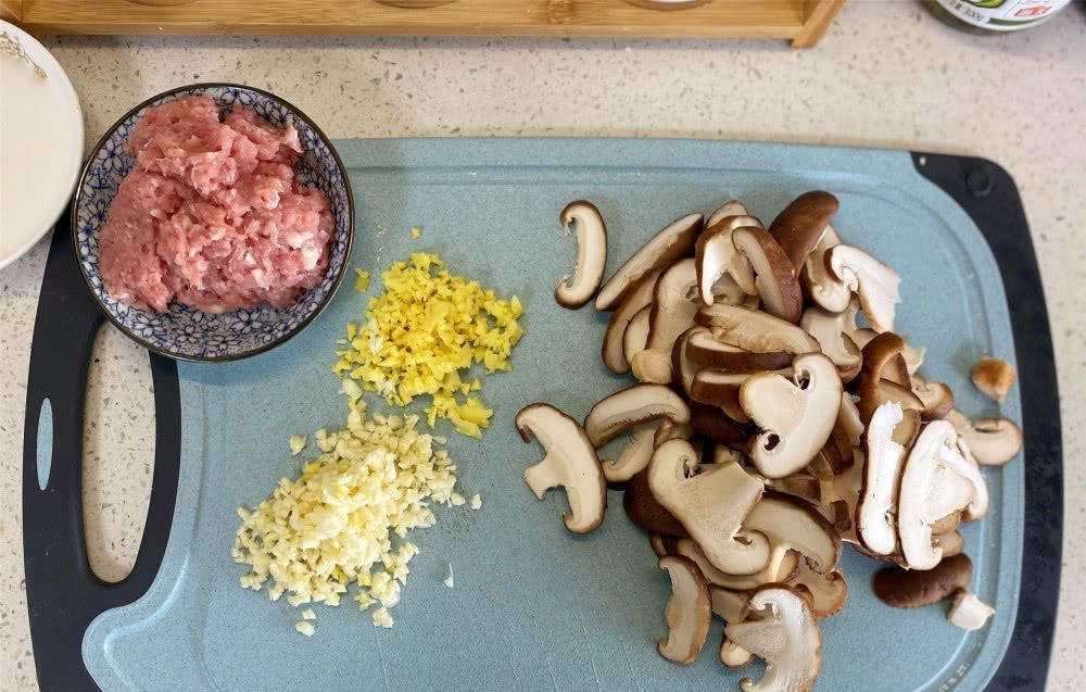 大鱼大肉|春天,香菇这样吃,大鱼大肉都得靠边站,春季吃过瘾的下饭好菜