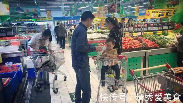 超市|五岁女孩在超市一直吃草莓,被店员制止之后,孩子口出狂言