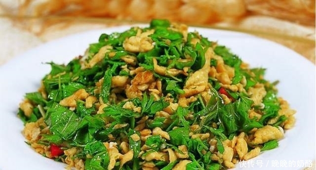 香椿嫩叶味鲜,吃就要趁早,还能清热除湿