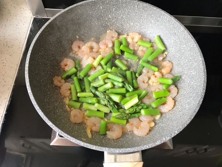 芦笋搭配虾仁，简单炒一炒，清新鲜美，营养好吃