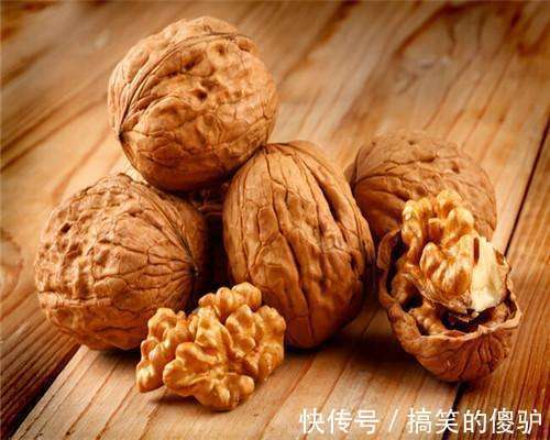 失眠|核桃配上此物,每天吃几口,大肚子没了,失眠好了,白发也变黑了