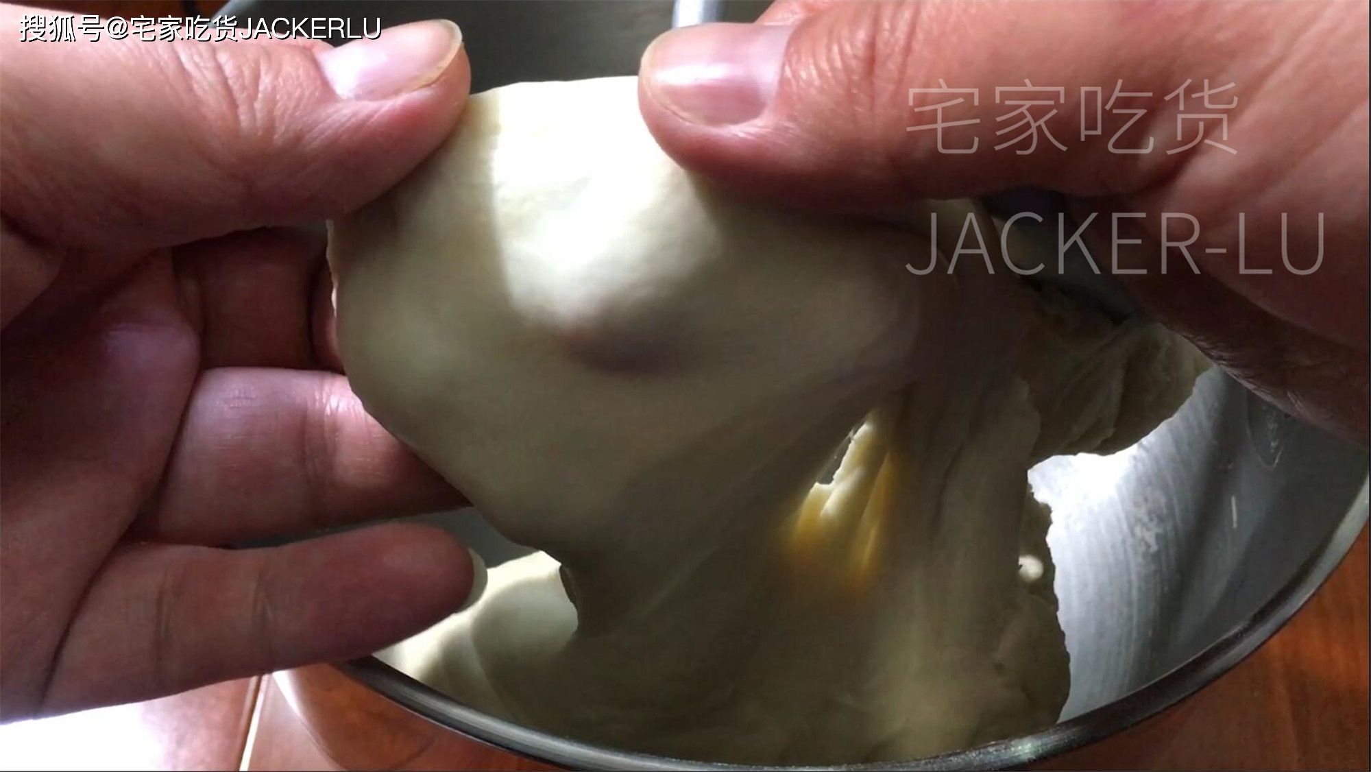 双色吐司面包,牛奶与可可携手共舞,双重味觉享受。