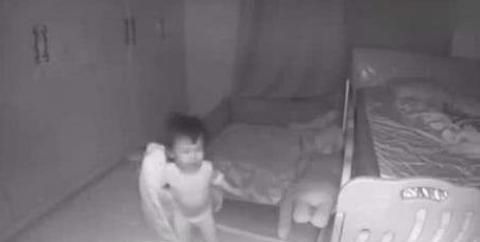 爸妈睡觉都很安静，宝宝却准时半夜醒来，装上监控宝妈吓一身汗