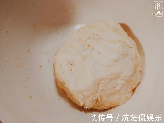 面粉|在家炸油条详细解析提前一天用温牛奶和面,下锅前必须使劲拉扯
