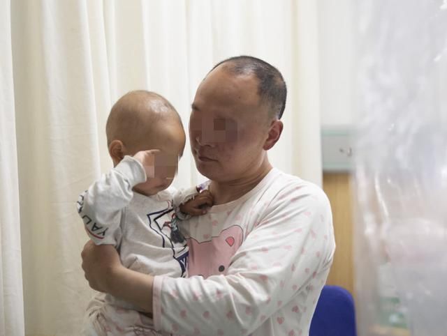 小佳|为什么婴儿喜欢被抱着走动，大人一坐下就哭？这些原因爸妈要明白