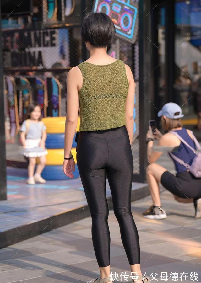 时尚 草绿色无袖针织上衣,搭配黑色休闲裤,温柔休闲又时尚大气