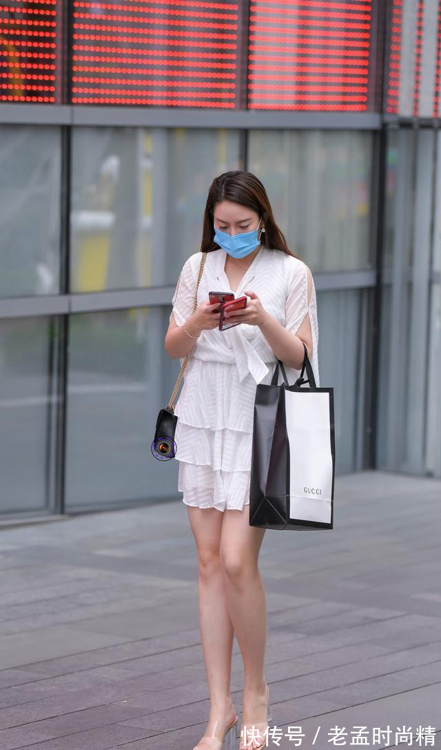 裙子|初冬时节的南方城市,风和日丽,裙子依旧是漂亮女生的日常穿搭