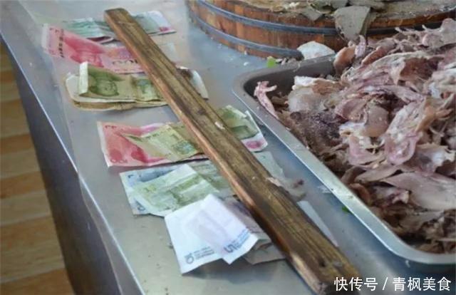 夫妻卖“良心汤”小吃,1碗15免费送饼,但这样收钱不怕刮大风吗