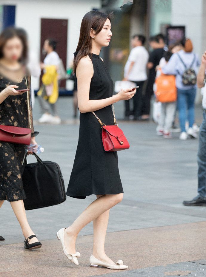 街拍:优雅的时尚美女,一身白色的套装尽显非凡的气质