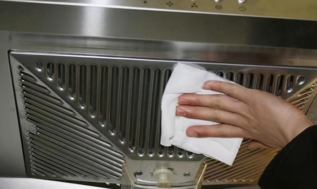 日子过久了才知道,自己清洗油烟机有窍门,一喷一擦就能搞定